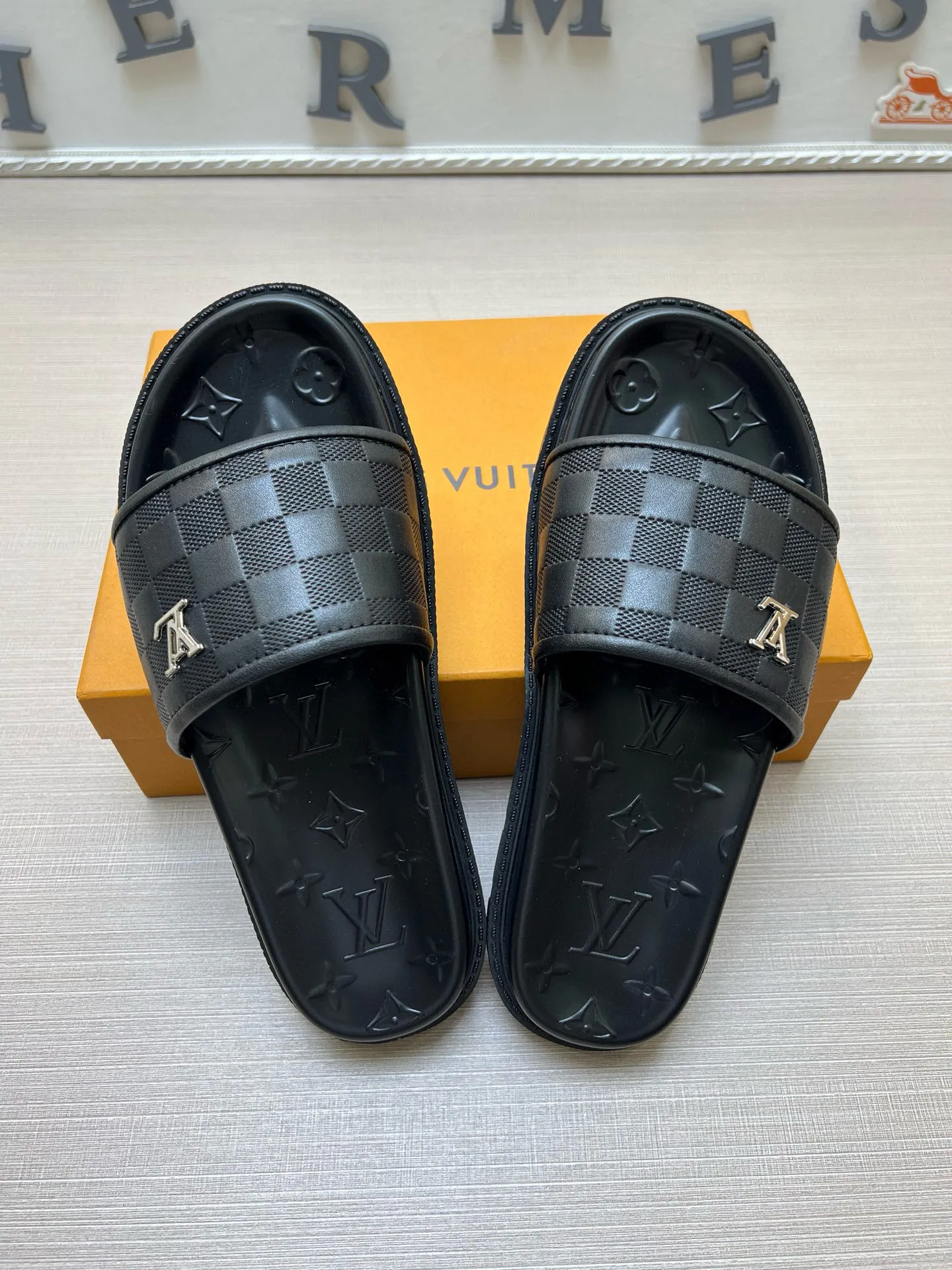 P270🏆Louis Vuitton 🏆[Louis Vuitton] Spring/Summer 2025 [Men's Flip Flops] 🎯🎯As an active family in the fashion industry ⭐ Lv is characterized by bold innovation ⚡Create this casual business style for Chinese fashionable men ✨The fabric is made of imported high-grade cowhide 🔥 Clean and neat ⚡Fashionable and elegant🌹Breathable, sweat-absorbent and deodorant👈So luxurious, high-end and domineering. 👍Must be sold if you repost the picture. Number of yards: 38--46. Color: 🎉 For large quantities. Welcome to repost.